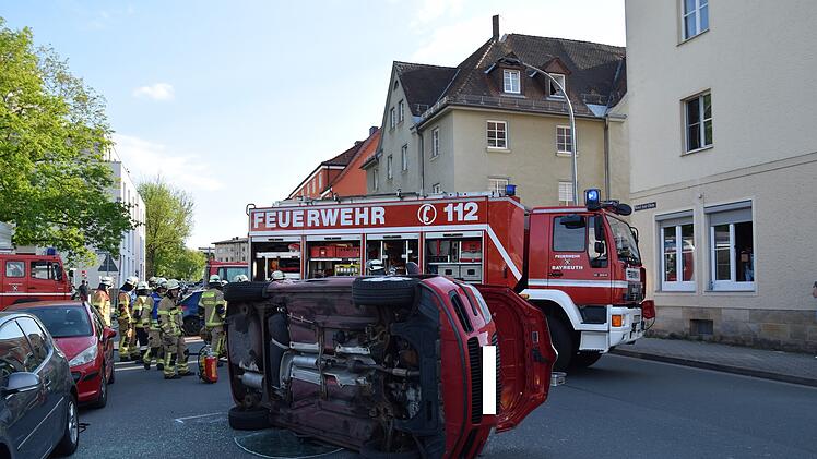 Bayreuth: Fahrzeug kippt bei Unfall auf Seite - Verletzt im Auto eingeklemmt