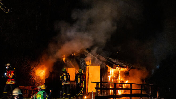 Waldhütte brennt lichterloh im Kreis Forchheim: Feuerwehr braucht Kilometer lange Schlauchleitung