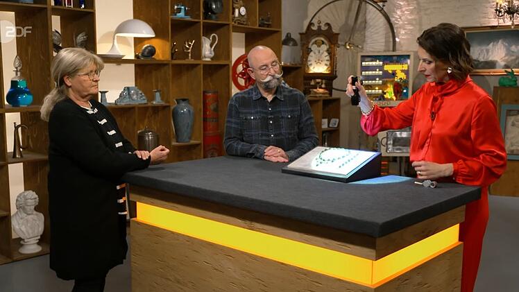 Trotz der Verwendung von Insekten als "nat&uuml;rliche Edelsteine" sprach nichts gegen einen Verkauf des Mitbringsels.