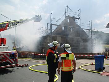 Brand im Dachstuhl: Feuer zerst&ouml;rt Doppelhaus im Kreis Bayreuth