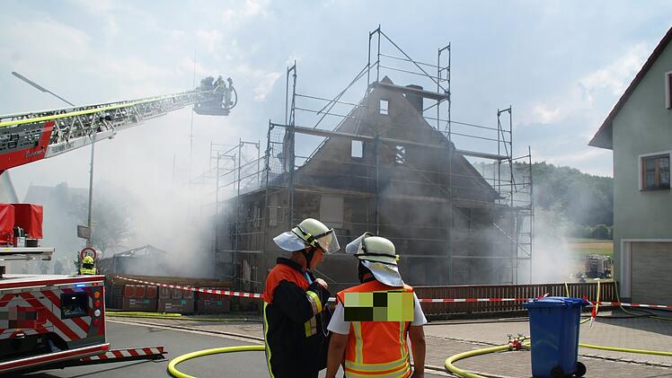 Brand im Dachstuhl: Feuer zerst&ouml;rt Doppelhaus im Kreis Bayreuth