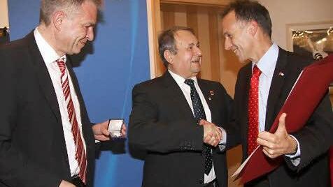 DGB-Regionsvorsitzender Mathias Eckardt (re.) und der Vorsitzende des DGB Bayern, Matthias Jena (li.) überreichten die Hans-Böckler-Medaille nebst Urkunde an Heinz Gärtner (Mitte). Foto: Gerda Völk