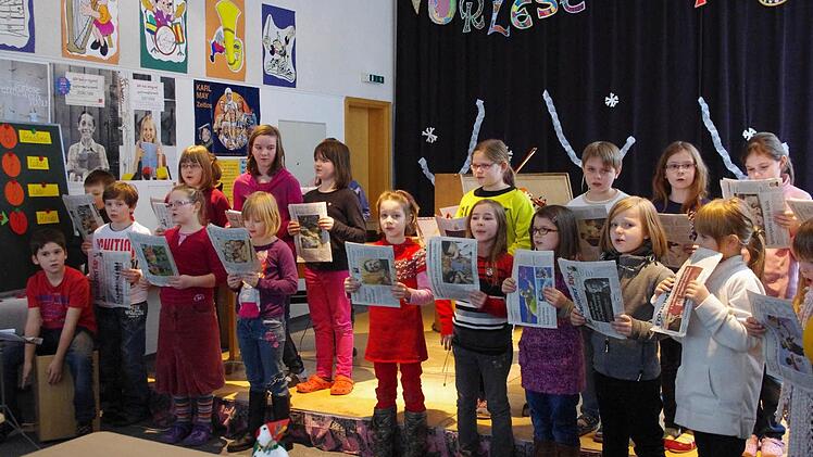 Der Grundschulchor sang seinen Zeitungssong.