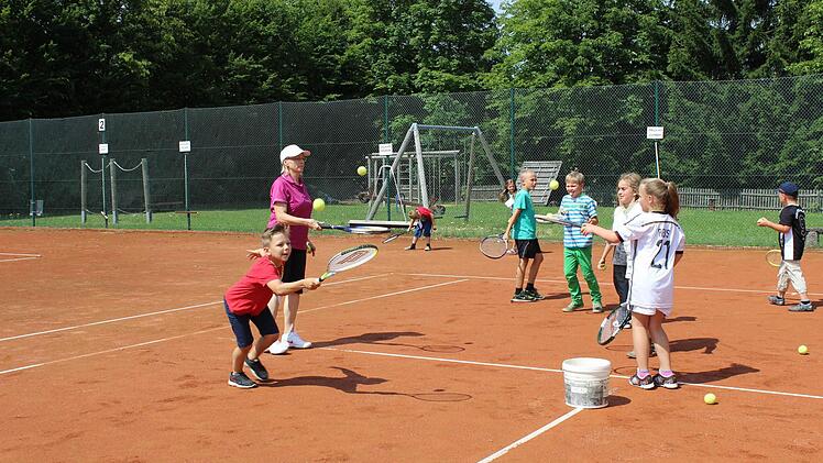 Die Ballkoodination ist gar nicht so einfach. Die Vorsitzende der Tennisabteilung im VfR Kirchlauter Erika Gockler zeigte den M&auml;dchen und Jungs wie man ein Gef&uuml;hl f&uuml;r den kleinen knallgelben Ball bekommt.