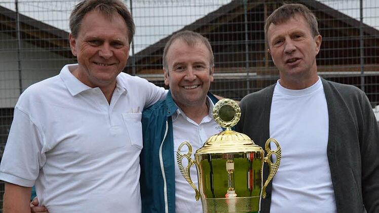 Ein zufriedenes Triumvirat: Die Haupt-Organisatoren des Benefizspiels in Diebach waren (von links) Armin Wahler, Klaus Franz und Bernd Heid, der auch den Siegerpokal stiftete.
