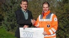 Jochen Henz (links), Vorsitzender der Jagdgenossenschaft Schönderling, übergibt an Bastian Markert einen 1000 Euro-Scheck für die heimischen Helfer vor Ort. Foto: Beatrix Lieb