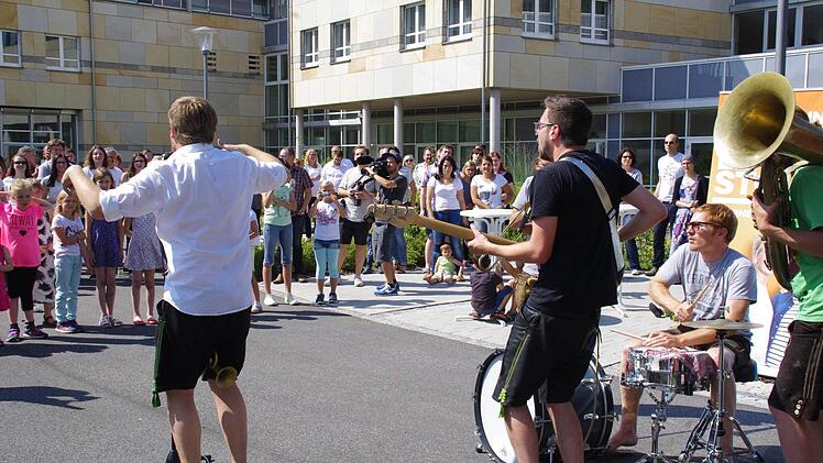 "LaBrassBanda" rockten in Kronach. Foto: Marco Meißner