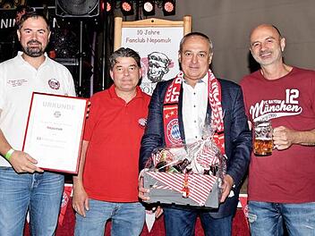 Der stellvertretende Vorsitzende der FC-Bayern-Fan-Clubs von Oberfranken, Stefan Lutz, &uuml;berreichte eine Urkunde an den Vorsitzenden des Fanclubs Nepomuk, Marco Jakob; im Bild mit B&uuml;rgermeister Robert H&uuml;mmer und Nepomuk-Wirt Norbert Freitag (v.l.). Foto: Dieter Radziej