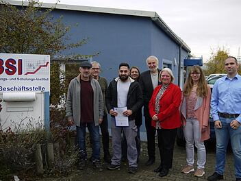 Mit Sewar Bilal (Dritter von links), der dritter Kammersieger wurde, freuten sich (von links nach rechts): Uwe Stühler (König Präzisionstechnik), Dieter Berger (Ausbilder BSI), Beatrice Höra (Verantwortliche BSI Haßfurt), Bernd Imgrund (Geschäftsführer BSI), Elke Scherf (stellvertretende Geschäftsführerin BSI), Monika Werner und Christian Knetzger (beide Jobcenter Haßberge) Foto: Rebecca Vogt
