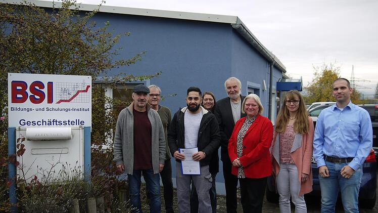 Mit Sewar Bilal (Dritter von links), der dritter Kammersieger wurde, freuten sich (von links nach rechts): Uwe Stühler (König Präzisionstechnik), Dieter Berger (Ausbilder BSI), Beatrice Höra (Verantwortliche BSI Haßfurt), Bernd Imgrund (Geschäftsführer BSI), Elke Scherf (stellvertretende Geschäftsführerin BSI), Monika Werner und Christian Knetzger (beide Jobcenter Haßberge) Foto: Rebecca Vogt