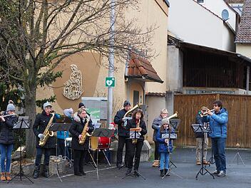 Die Musikvereinigung Machtilshausen spielte am Dorfplatz Weihnachtslieder.