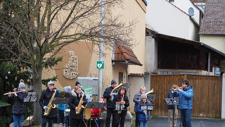 Die Musikvereinigung Machtilshausen spielte am Dorfplatz Weihnachtslieder.