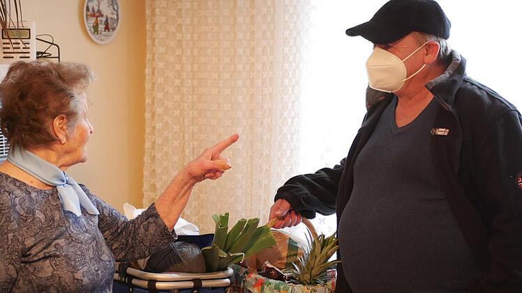 Sp&auml;&szlig;e unter Freunden: "Sepp" tr&auml;gt f&uuml;r Johanna gerne die Eink&auml;ufe bis in die K&uuml;che.