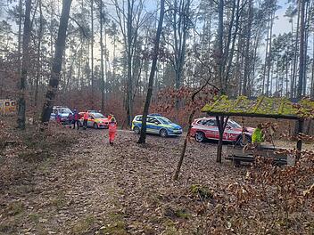 Rettungseinsatz: Frau st&uuml;rzt im Wald bei Bubenreuth &ndash; Bergwacht hilft