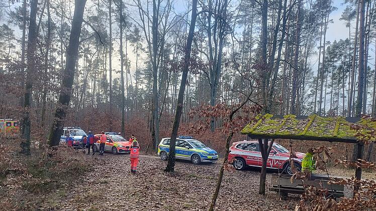 Rettungseinsatz: Frau st&uuml;rzt im Wald bei Bubenreuth &ndash; Bergwacht hilft