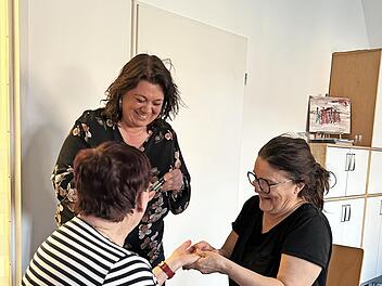 Unter Anleitung von Aroma-Fachberaterin Sonja Reus gaben sich die Teilnehmenden eine Handmassage.