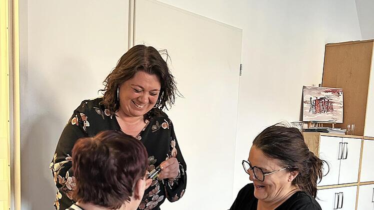 Unter Anleitung von Aroma-Fachberaterin Sonja Reus gaben sich die Teilnehmenden eine Handmassage.