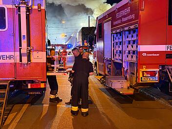 Brand-Großeinsatz in Nürnberg: Gaffer machen Einsatzleiter fassungslos Brand-Großeinsatz in Nürnberg: Gaffer machen Einsatzleiter fassungslos