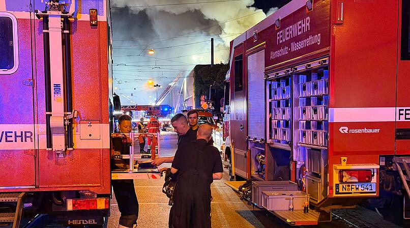Brand-Gro&szlig;einsatz in N&uuml;rnberg: Gaffer machen Einsatzleiter fassungslos