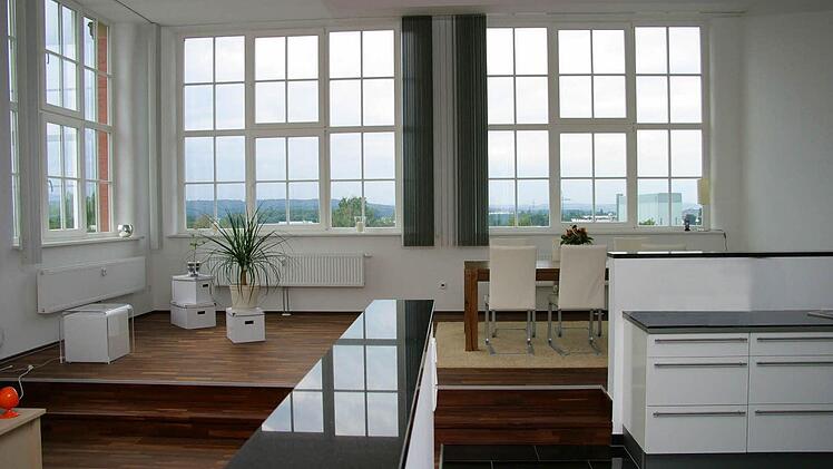 Steuern sparen und schöner wohnen: Altbausanierungen wie in der Alten Weberei in Forchheim machen's möglich. Bänker wie Heiner Kredel bleiben trotzdem sachlich und denken an die hohen Preise. Foto: Denkmalneu