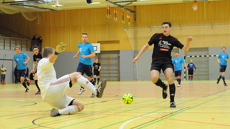 Szene aus dem Spiel des FC Reichenbach (dunkle Trikots) gegen den TSV Rannungen.