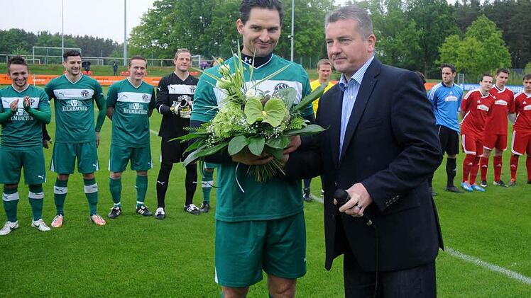 Marcel Mayr (links) wurde vom TSV-Vorsitzenden Gerald Weinrich verabschiedet. Foto: Peter Mularczyk