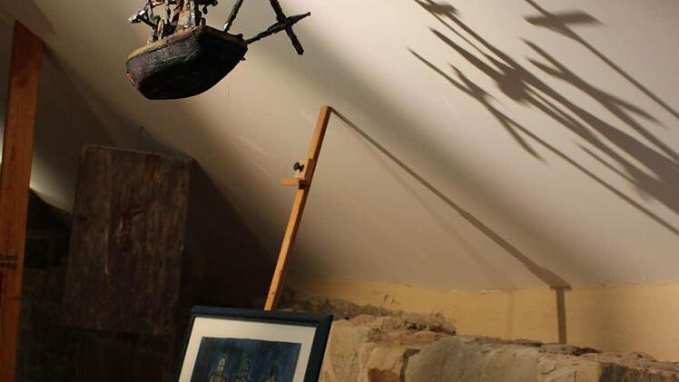 Bedrückend schwebt das Objekt "Kreuzfahrt auf dem Mittelmeer" über der Miniaturstadt Zeil