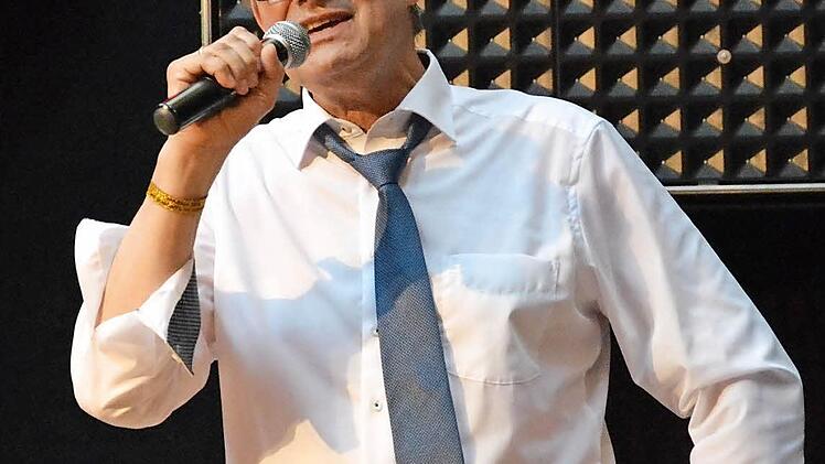 Irgendwann in einer subtropischen Nacht ist jedes Sakko zuviel Stoff. Schulleiter Joachim Schwigon befreit bei seiner Gesangseinlage. Foto: Björn Hein