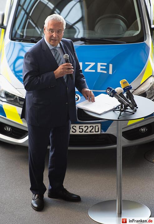 Blaue Dienstautos für die bayerische Polizei