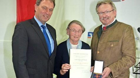 Schwester Maria Pfadenhauer ist für ihre Haiti-Hilfe mit dem Verdienstorden der Bundesrepublik Deutschland ausgezeichnet worden. Ihr dankten Landrat Klaus Löffler (links) und Bürgermeister Hans Pietz. Pfadenhauer dankte den Spendern aus dem Frankenwald. Fotos: Hofmann