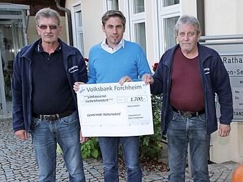 Torsten Gunselmann (M.) nahm den Spendenscheck entgegen.  Foto: erl
