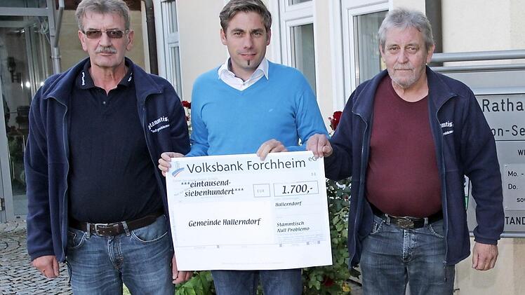 Torsten Gunselmann (M.) nahm den Spendenscheck entgegen.  Foto: erl