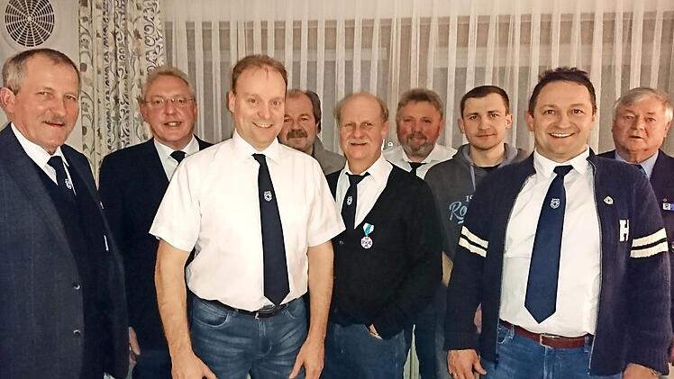 Ehrungen und Neuwahlen bei der Soldatenkameradschaft Waldau; im Bild (von links) Beisitzer Manfred D&ouml;rfler, B&uuml;rgermeister Harald H&uuml;bner, der neue Vorsitzende Ino Machacek, Beisitzer Erwin Zapf, Schriftf&uuml;hrer Ralf Pittroff, Zweiter Vorsitzender Helmut Schoberth, Beisitzer Andreas Popp, Kassier Thomas N&uuml;tzel und Bezirksvorsitzender Klaus-Dieter Nitzsche Foto: Horst Wunner