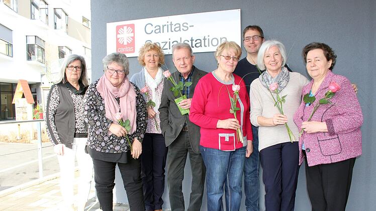 Die Mitarbeiter des Sozialbüros unter der Leitung von Gabriele Morath (links): Christina Schneider, Claudia Heil, Hans-Jürgen Schelle, Elisabeth Teichlein, Daniel Schäfner (stellvertretender Geschäftsführer), Irmgard Krifft und Katharina Sanko. Es fehlt Elke Müller. Foto: Julia Raab