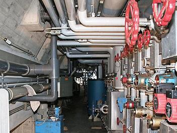 Die alte Technik im Hallenbad müsste bei einer Sanierung komplett raus. Ob es soweit kommt, ist fraglich. Der Stadtrat wird bei seiner Sitzung am 11. März erneut über die Zulässigkeit des Bürgerbegehrens entscheiden.  Foto: Thomas Malz