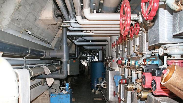 Die alte Technik im Hallenbad müsste bei einer Sanierung komplett raus. Ob es soweit kommt, ist fraglich. Der Stadtrat wird bei seiner Sitzung am 11. März erneut über die Zulässigkeit des Bürgerbegehrens entscheiden.  Foto: Thomas Malz