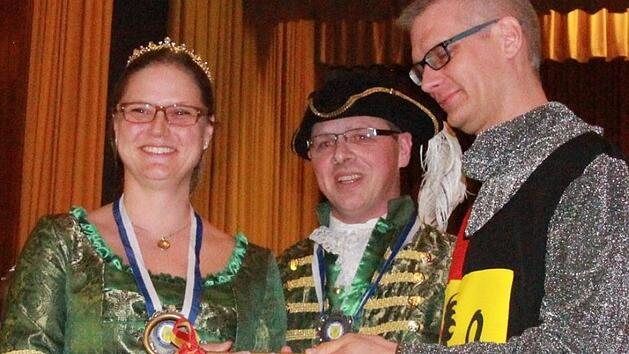 Da ist er wieder: Das Forchheimer Faschingsprinzenpaar Sonja I. und Thomas I. (von links) gibt den Schlüssel zur Stadt an  Oberbürgermeister Uwe Kirschstein zurück. Fotos: Johannes Höllein
