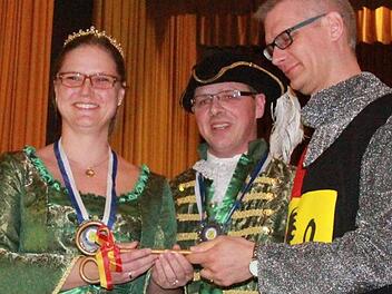 Da ist er wieder: Das Forchheimer Faschingsprinzenpaar Sonja I. und Thomas I. (von links) gibt den Schlüssel zur Stadt an  Oberbürgermeister Uwe Kirschstein zurück. Fotos: Johannes Höllein