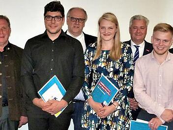 Auszeichnung der Prüfungsbesten; im Bild (von links) Michael Pfitzner vom Arbeitskreis Schule-Wirtschaft, stellvertretender Kreishandwerksmeister Hans Schwender, Manuel Ramming vom Münchner Verein, OB Henry Schramm, Christian Kessler, Kreisgeschäftsführer Reinhard Bauer, Paula Neuner, HWK-Vizepräsident Matthias Graßmann, Peter Marvin, Schulleiter Alexander Battistella und Christian Geißler Foto: Werner Reißaus