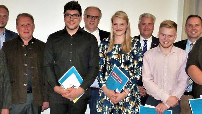 Auszeichnung der Prüfungsbesten; im Bild (von links) Michael Pfitzner vom Arbeitskreis Schule-Wirtschaft, stellvertretender Kreishandwerksmeister Hans Schwender, Manuel Ramming vom Münchner Verein, OB Henry Schramm, Christian Kessler, Kreisgeschäftsführer Reinhard Bauer, Paula Neuner, HWK-Vizepräsident Matthias Graßmann, Peter Marvin, Schulleiter Alexander Battistella und Christian Geißler Foto: Werner Reißaus