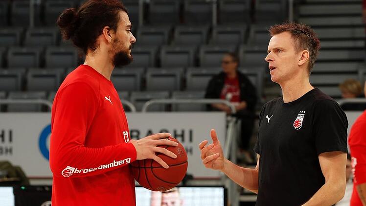 Im Training wie vor dem Spiel steht Stefan Weissenböck (rechts) den Spielern als Ansprechpartner zur Verfügung. Hier redet der Österreicher mit Center Assem Marei. Foto: Daniel Löb