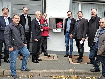 Karl Berneth (Mitte, links) von der Leitstelle in Bayreuth erläuterte die Funktionsweise des Defibrillatoren-Kastens.