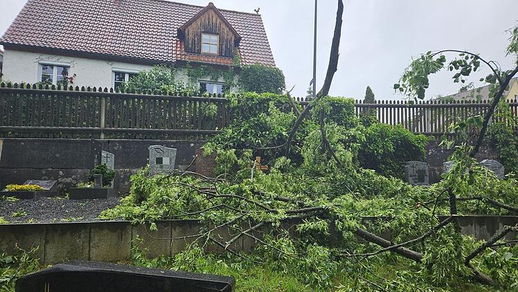 Marktrodach von Unwetter gebeutelt - verwüstete Friedhöfe, umgestürzte Bäume, geschlossenes Freibad