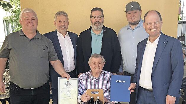 Eine Delegation stattete dem Jubilar in Forchheim einen Besuch ab (v.&nbsp;l.): Matthias K&uuml;gel, Edwin Rank, Werner Schneider, Philipp Ochs, Michael Hofmann sowie (vorne Jubilar) Erich Kohlmann.