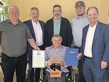 Eine Delegation stattete dem Jubilar in Forchheim einen Besuch ab (v. l.): Matthias Kügel, Edwin Rank, Werner Schneider, Philipp Ochs, Michael Hofmann sowie (vorne Jubilar) Erich Kohlmann.