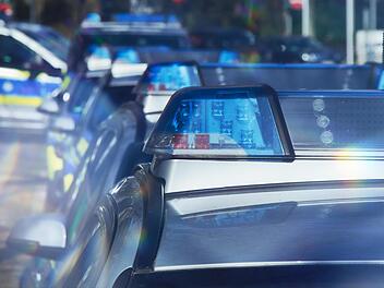 Ein Lkw-Fahrer sorgte für mehrere Unfälle auf der A6, weil er sich an seiner Brotzeit verschluckte und vom Fahrstreifen abkam. Ein Lkw-Fahrer sorgte für mehrere Unfälle auf der A6, weil er sich an seiner Brotzeit verschluckte und vom Fahrstreifen abkam.