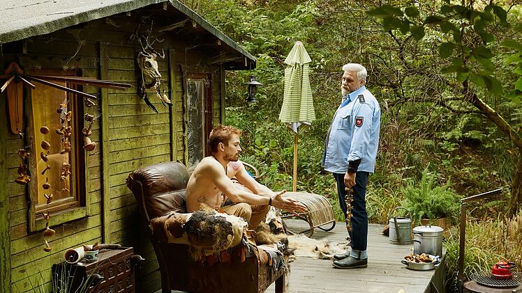 Lebenskünstler im Wald: Dominik (Lion Russell Baumann, links) macht Frank (Aljoscha Stadelmann) sonst nur Probleme. Doch in diesem Fall erweist er sich als nützlich.