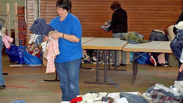 Eine Herausforderung ist jedes Mal die Rücksortierung der Einzelteile. Hier ist Chaos vorprogrammiert, aber Kathrin Kübrich bekommt auch das in den Griff. Fotos: Susanne Deuerling