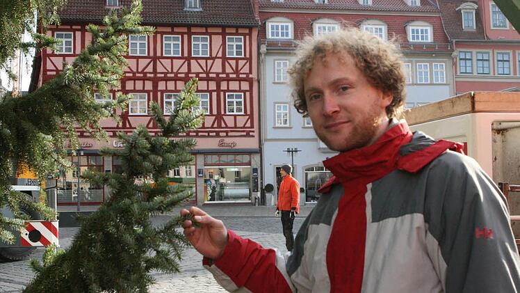 Stephan Just vom Grünflächenamt begutachtet die Fichte. Sie stammt aus einem Privatgarten an der Hutstraße.