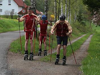 Das macht Spaß: Rüdiger Bauer, Harald Schricker und Oliver Hempfling (von links) probieren die Cross-Skates auf asphaltierten Straßen und beim Querfeldein-Training. Fotos: Sonja Adam